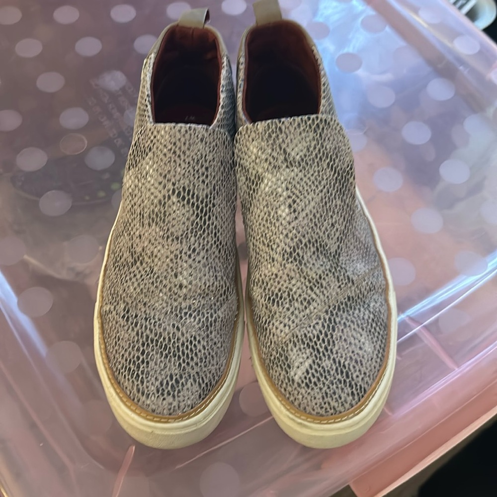 CROCS women’s high tops snakeskin pattern sneakers sz 7